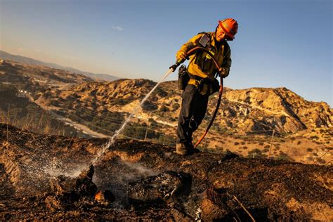 santa clarita news|Pair of fires leap in size in Santa Clarita Valley; hundreds of .